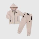 Детският спортен комплект Nike Праскова